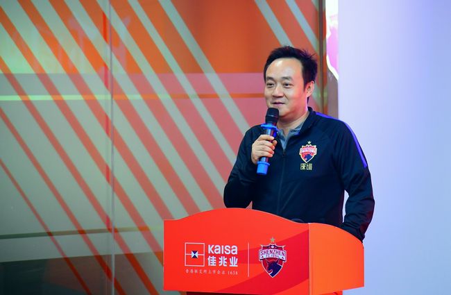 官方消息，吉姆-拉特克利夫为首的英力士集团收购曼联俱乐部25%股份。